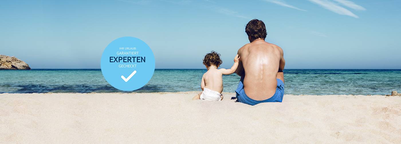 Mann mit Kind am Strand
