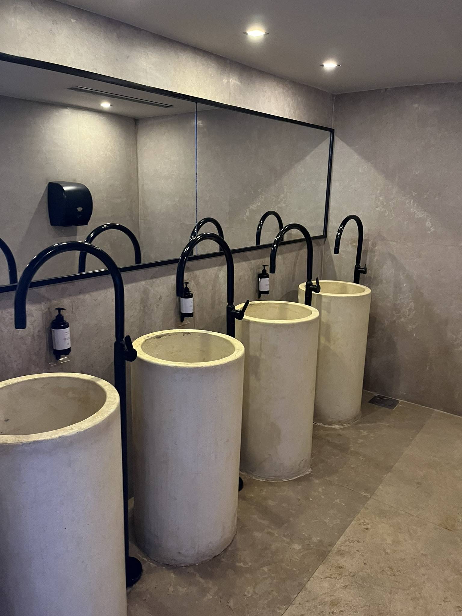 original Toiletten der Gartenanlage
